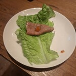 焼肉うしごろ - サンチュの上にのせ、サムジャンも付けた網の鉄板で調理済のトモサンカクとリブ芯のいずれかです。