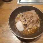 焼肉うしごろ - おろしポン酢に浸けた、網の鉄板で焼いてもらった後の北海道産の大判サーロインと牛脂です。