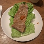 焼肉うしごろ - 網の鉄板で焼いてもらった後、おろしポン酢に浸けてサンチュの上にのせ、サムジャンもつけた北海道産の大判サーロインです。