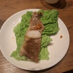 焼肉うしごろ - 網の鉄板で焼いてもらった後、おろしポン酢に浸けてサンチュの上にのせ、サムジャンもつけた北海道産の大判サーロインと牛脂です。