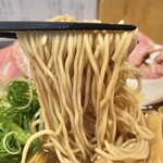 中華そば 麓 - チャーシュー麺 麺リフト♪