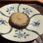 鈴田式 -  椎茸の薪焼き、発酵椎茸ソース、蘇（そ）を削って