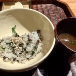 鈴田式 - 薪焼きした月輪熊とセリの土鍋ご飯