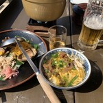 ばしゃ山村 - 鶏飯で具材を載せて出汁をかけて食べます。ビールも最高！