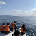 ばしゃ山村 - クルーザーの上でクジラを待ちます。海は穏やかでした。