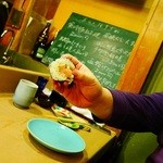 うを徳 - 寒ブリの藁焼き巻（サービス）※４貫のうち最後の１つ撮影、幹事様（笑）