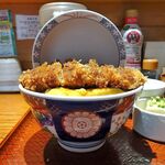 とんかつは飲み物。 - たまごソースかつ丼（大盛）1,050円（惣菜３種類まで無料、ご飯大盛無料）