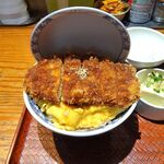 とんかつは飲み物。 - たまごソースかつ丼（大盛）1,050円（惣菜３種類まで無料、ご飯大盛無料）