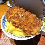 とんかつは飲み物。 - たまごソースかつ丼（大盛）1,050円（惣菜３種類まで無料、ご飯大盛無料）