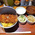 とんかつは飲み物。 - たまごソースかつ丼（大盛）1,050円（惣菜３種類まで無料、ご飯大盛無料）
