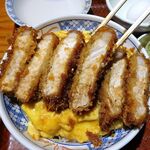 とんかつは飲み物。 - たまごソースかつ丼（大盛）1,050円（惣菜３種類まで無料、ご飯大盛無料）