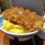 とんかつは飲み物。 - たまごソースかつ丼（大盛）1,050円（惣菜３種類まで無料、ご飯大盛無料）