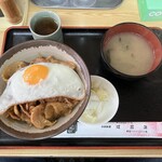 食堂 高田屋 - 目玉焼き付チャップ丼(ご飯少なめ)