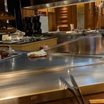 鉄板二百℃ 西新宿店 - 貸切状態のカウンター席(^^)！。その後続々と(*^^*)！