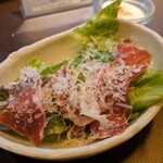 鉄板二百℃ - チーズたっぷりなシーザーサラダのような^^;！。