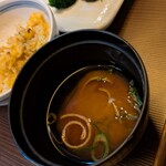 鉄板二百℃ - ガーリックライスと赤だし！次回は白ご飯頼めるならお願いしようかなと(^^)