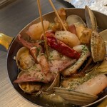 鉄板二百℃ - 海鮮貝類オリーブオイル焼き(^^)！。