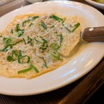 鉄板二百℃ - シラスのチーズピッザだったのかな(^^)カリカリで炭酸お酒が進む(*^^*)！