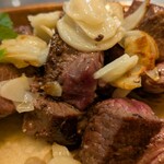 鉄板二百℃ - レア焼き注文で外側カリカリ中は肉感ありジューシィーで完食(*^^*)！