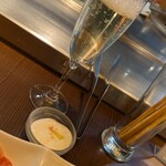 鉄板二百℃ - スパークリングワイン（白）何杯頂いたのだろう(*^^*)スタッフさんありがとうございました＼(^o^)／！。