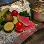 鉄板二百℃ - ソースはアンチョビ＆ニンニクにバージョンオリーブオイルでスッキリと(*^^*)！。