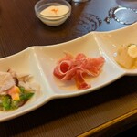鉄板二百℃ 西新宿店 - 前菜（若いスタッフさんから丁寧に説明あり）