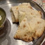 カリカキッチン - チーズナン