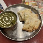 カリカキッチン - ほうれん草チキンカレーのチーズナンセット