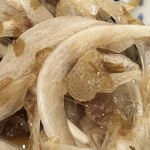 魚とおかず 満津喜商店 - お通しのオニオンスライスにこっそり数の子が隠れていて、なんか得した気分