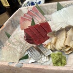 魚とおかず 満津喜商店 - プリプリの鰤と鯛、烏賊もm、マグロもホッキ貝も鯵（だったかな？）も山葵も完璧の美味しさでした！