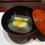 割烹 清風 - お椀（アップ、黄身の真薯）