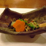 鳥銀本店 - お通し：とり皮ポン酢のような感じで上品な味