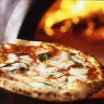 PIZZA SALVATORE CUOMO - イタリアの窯職人が作ったピッツァ窯の中で焼き上げるナポリピッツァは、薄生地なのにもちもちで、薪のかおりが香ばしい逸品です。