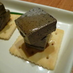 Bugiugi - 【黒胡麻のチーズ豆腐】サイズは一口サイズですが味は濃厚です♪