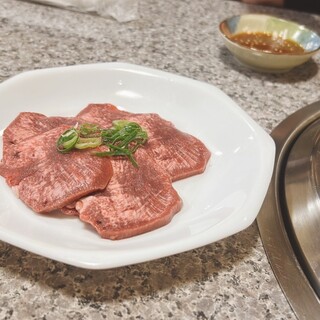 焼肉永楽 - 料理写真:タン¥1,300