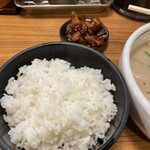 老虎苑 - 汁大なんで、ごはん気持ち多めでサービスいただいたような？気のせいかな？