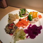 ゆとりの空間 キャナルシティ博多店 - ピクルスやひじきを使った料理など