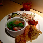 ゆとりの空間 キャナルシティ博多店 - 野菜のてんぷら
                                大根のおそばは、水菜をシャブシャブして、エスニックソースで召し上がれ
                                2015/01/12