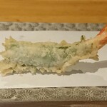 天ぷら よこい - ぷりぷりの海老がとても美味しい。
                                大葉と海老、さっぱりいただけます。