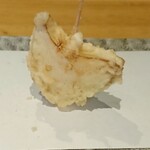 天ぷら よこい - 新玉ねぎ。
      トロトロだけどしゃきっとした食感も残っててよき。