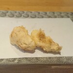 天ぷら よこい - 岡山の牡蠣がきました。
      これくらいの粒の方が味が濃くて美味しいとのこと。
      確かに美味しかった！