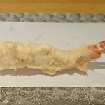 天ぷら よこい - 続いても海老。
                                お塩で頂きました。甘みが引き立って満足度も高いです。