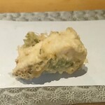 天ぷら よこい - お魚の奥でさわやかなかんきつの味がしました。
      ふと見ると、オレンジの皮が入ってました。