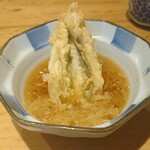 天ぷら よこい - おろしをたっぷりのっけてパクっと。
      ふわふわほくほくの白身がとっても美味しい。