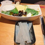 薬膳火鍋 真巴石 渋谷店 - 春雨、キクラゲなど
