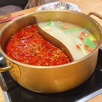 薬膳火鍋 真巴石 渋谷店 - 私は麻辣と白鶏を選びました。マーラーは３段階のからさが選べます。私は普通にしたけど結構辛かったです。