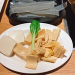 薬膳火鍋 真巴石 渋谷店 - 豆腐や湯葉〜辛味スープを吸って激辛になります。