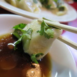 餃子の店 蘭州 - 2015.1水餃子に香菜をのせて香醋で