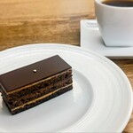 パティスリー モンプリュ - オペラ753円 ホットコーヒー550円