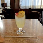 梅の木 本店 - 大理石のテーブルとレスカ　美しき風景